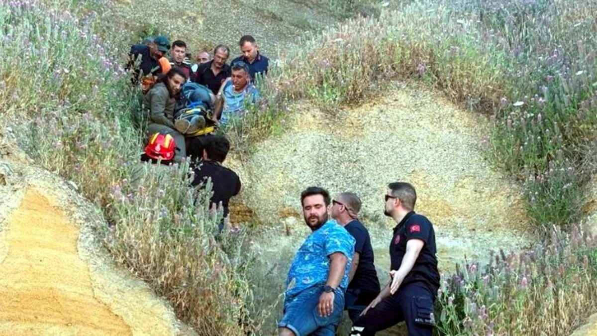 Yamaç paraşütü yapanlar kayalıklara çarpıp yaralandı