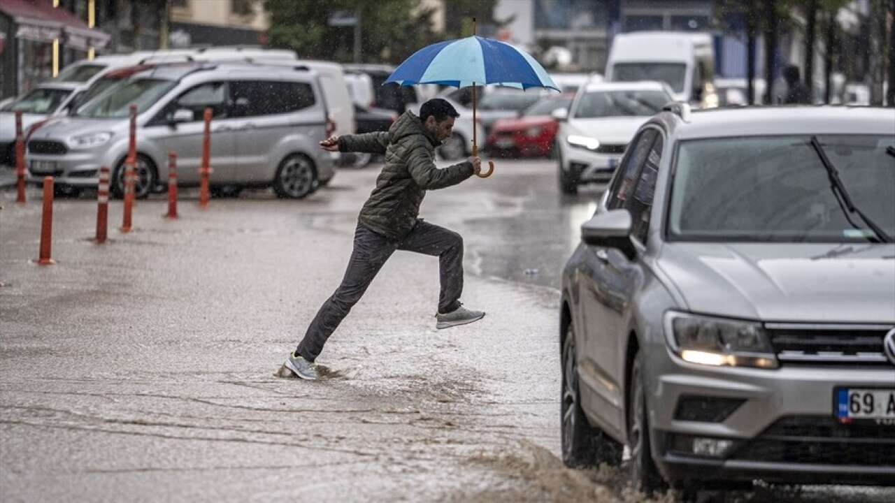Erzurum’da sağanak hayatı felç etti!