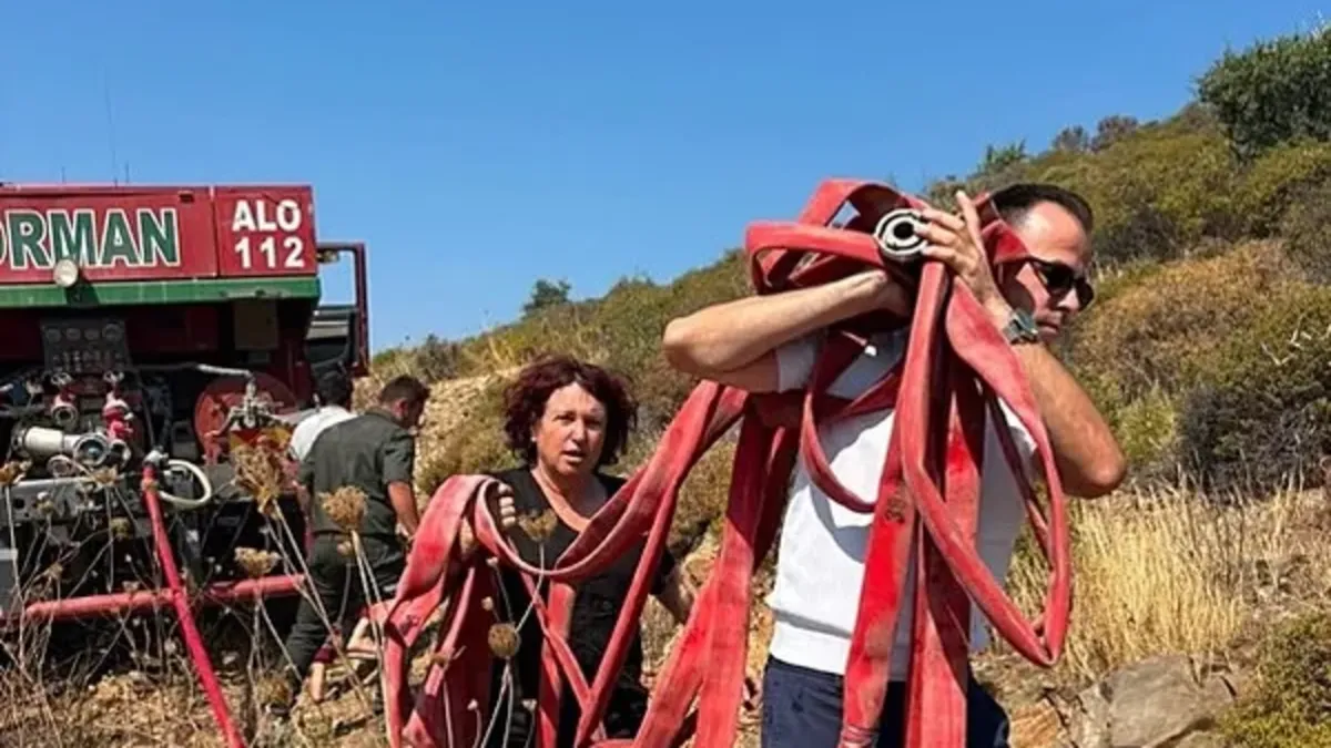 İzmir'deki CHP'li başkandan kameralara 'hortumlu' poz: Sosyal medya bu görüntüleri konuşuyor!