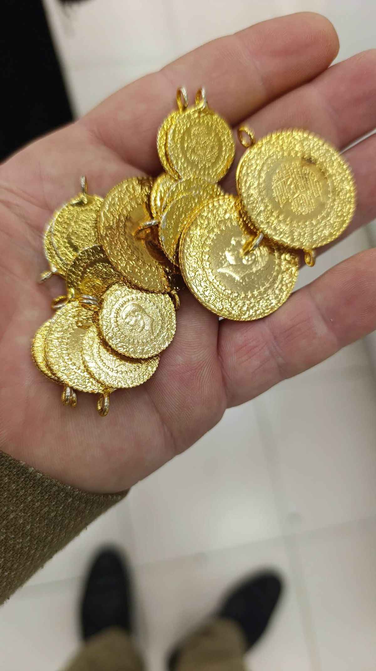 Bağışlanan kıyafetlerden 23 altın ile 6 bin 500 lira çıktı