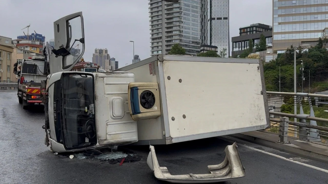 Yağıştan sonra kaza geldi: Şişli'de kaygan yolda kontrolden çıkan kamyonet devrildi