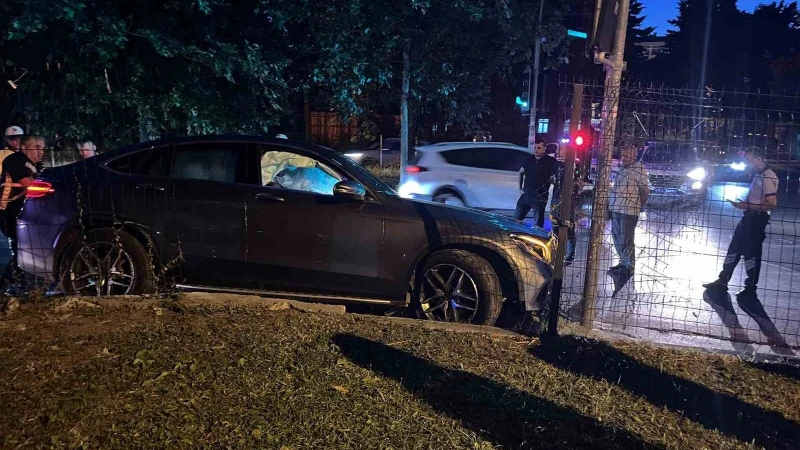 Kırmızı ışıkta bekleyen başka bir araca çarpıp yan yattı: İki yaralı