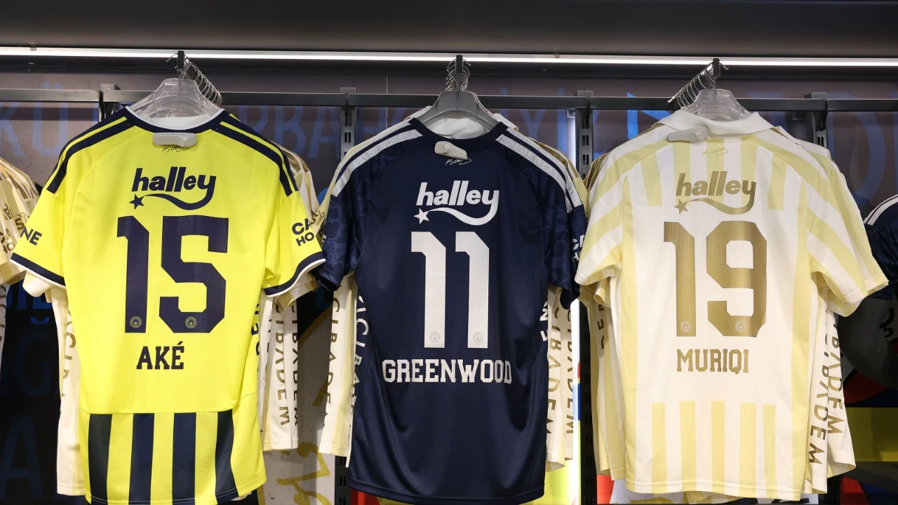 Fenerbahçe'nin yeni transferlerinin forması satışa çıktı