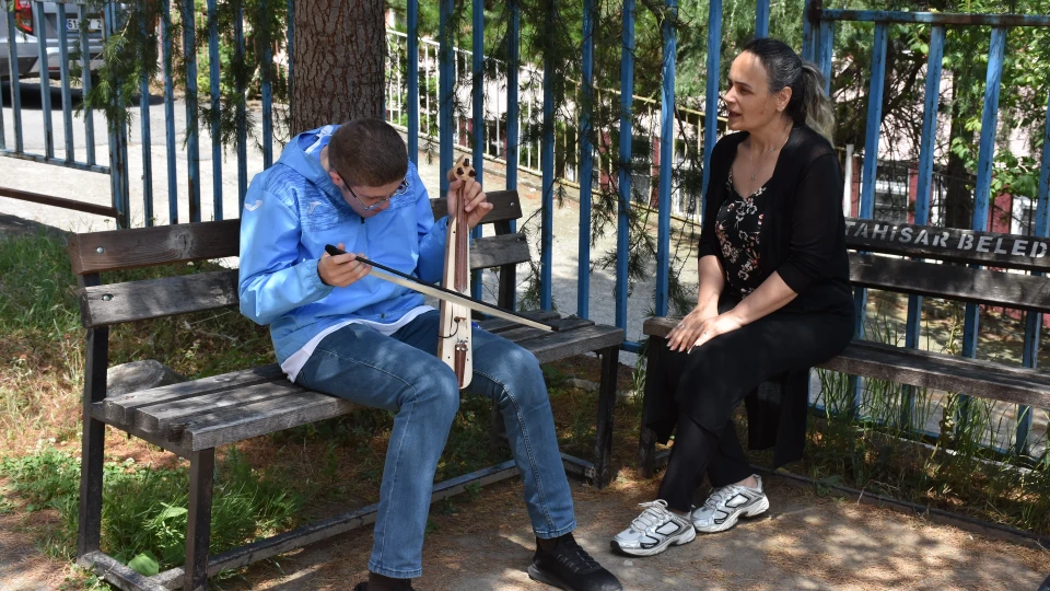 Trabzonlu Mehmet'in kemençe sevgisi sosyal medyada ilgi gördü