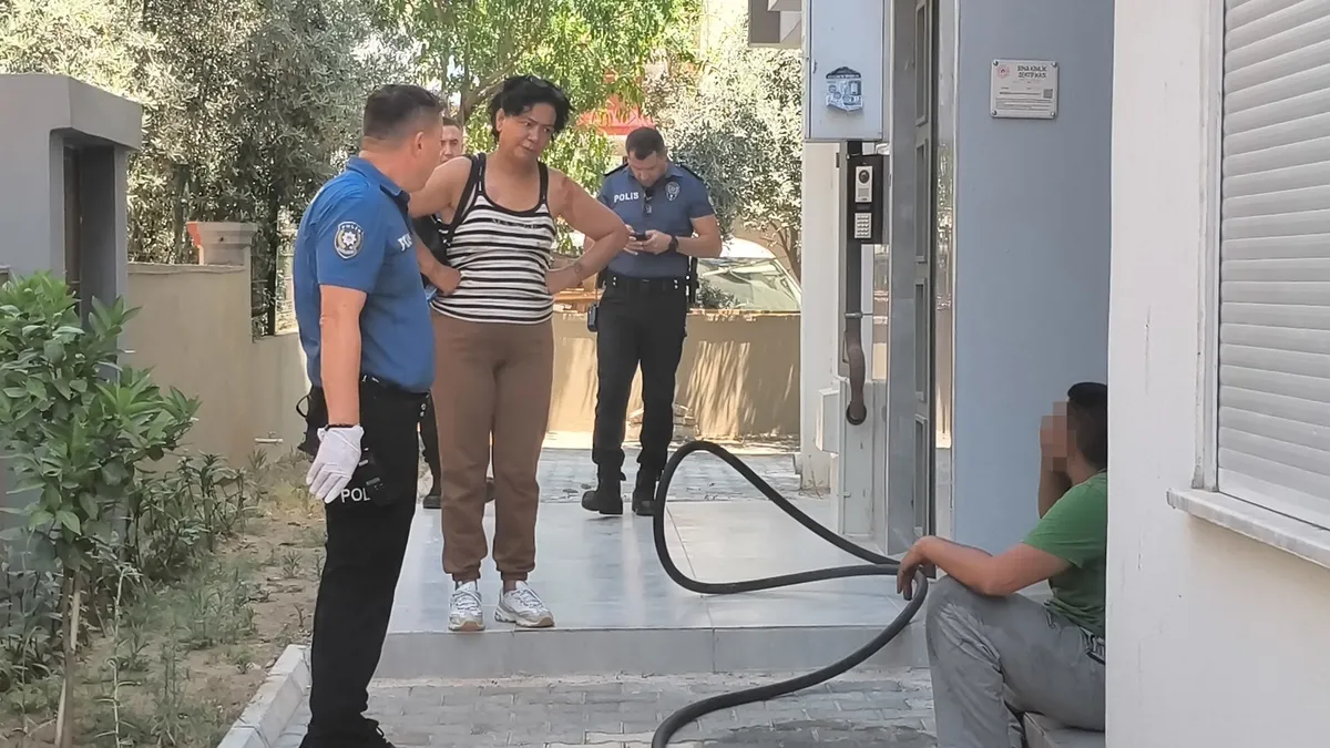 Annesini darp ettikten sonra kendisini eve kapatıp yakmaya çalıştı