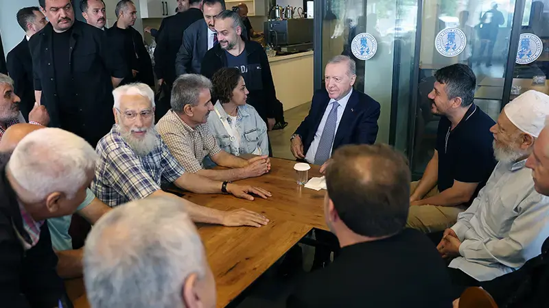 Cumhurbaşkanı Erdoğan Erzurum Vakfı'nın Beyoğlu'ndaki lokalini ziyaret etti