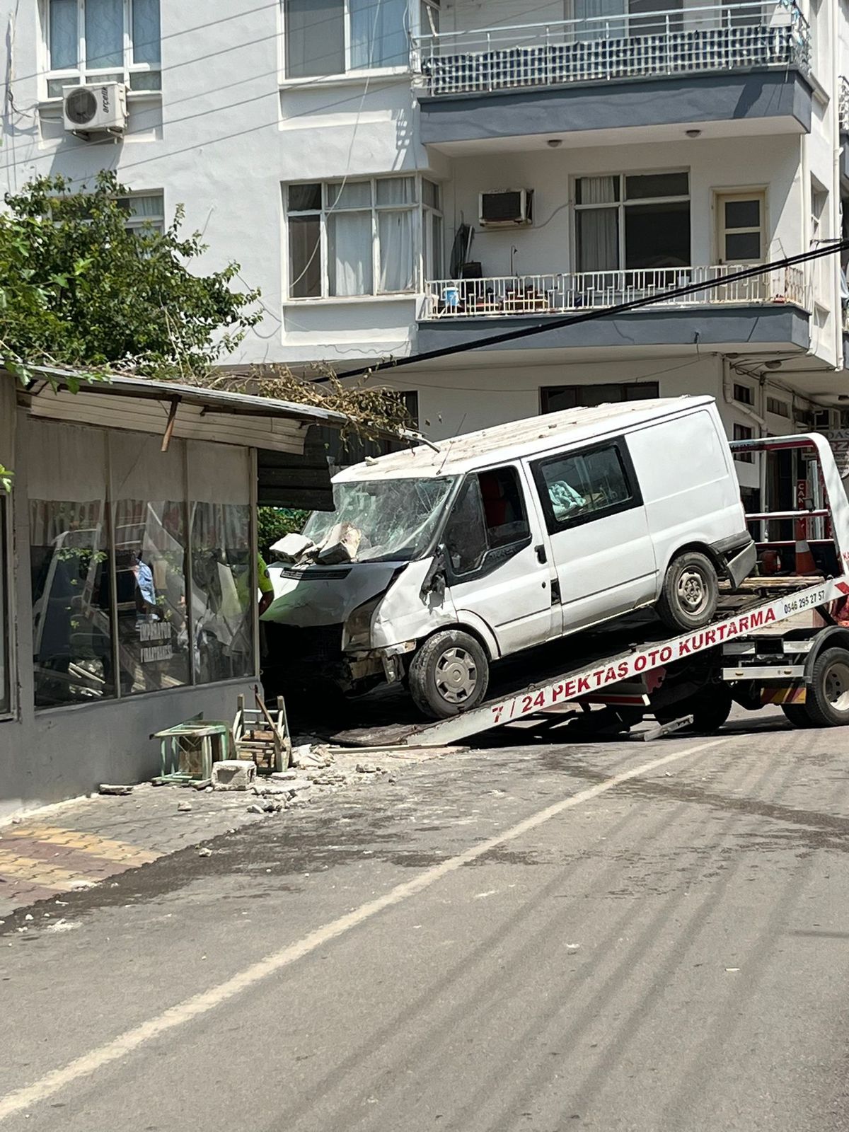 Kazaya karışan minibüs, kıraathanede oturanlara çarptı: 1 ölü, 3 yaralı