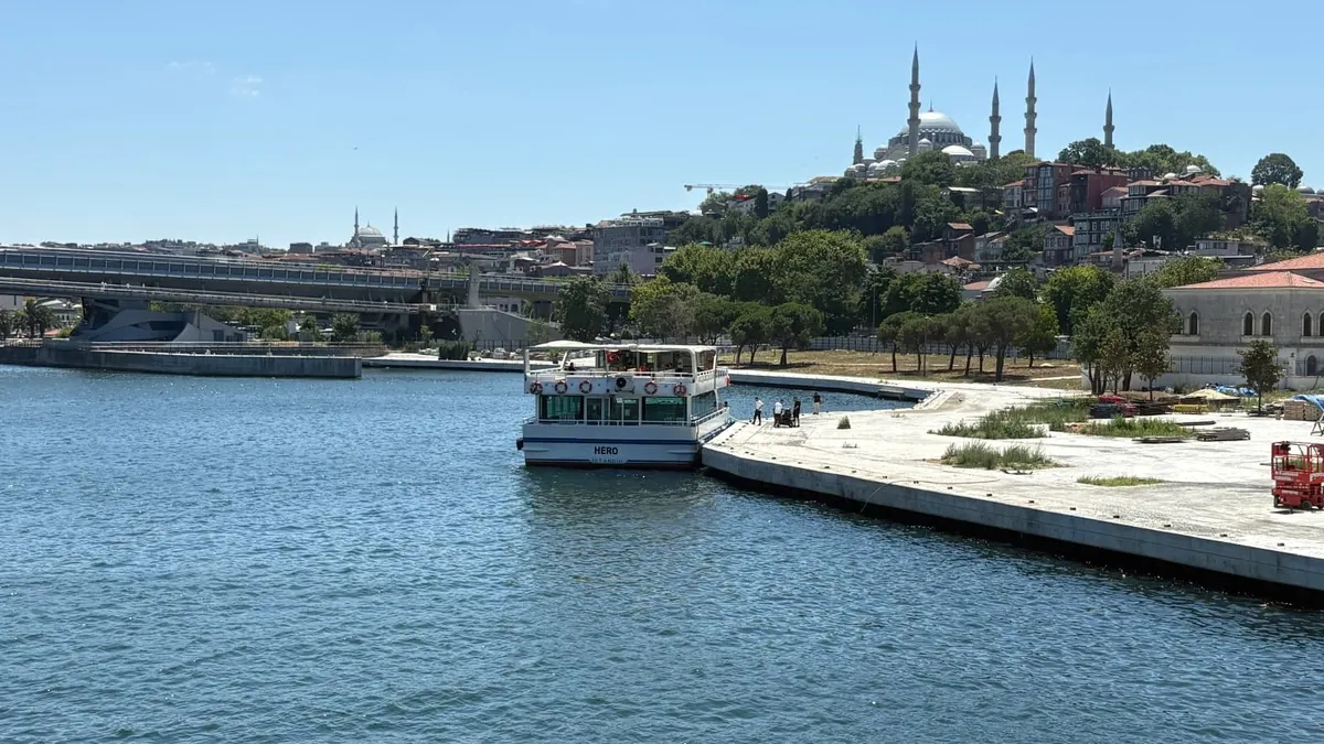 Haliç'te arama çalışmaları: Tur teknesi köprü ayağına çarptı, gemi personeli denize düştü