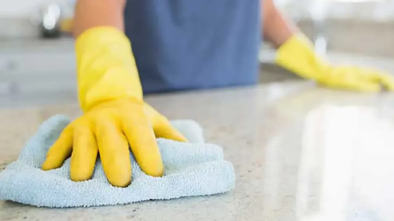 Yıllardır doğru olduğu düşünülüyordu ancak yarardan çok zararı varmış! İşte ev hanımlarının yıllardır yanlış yaptığı temizlik alışkanlıkları