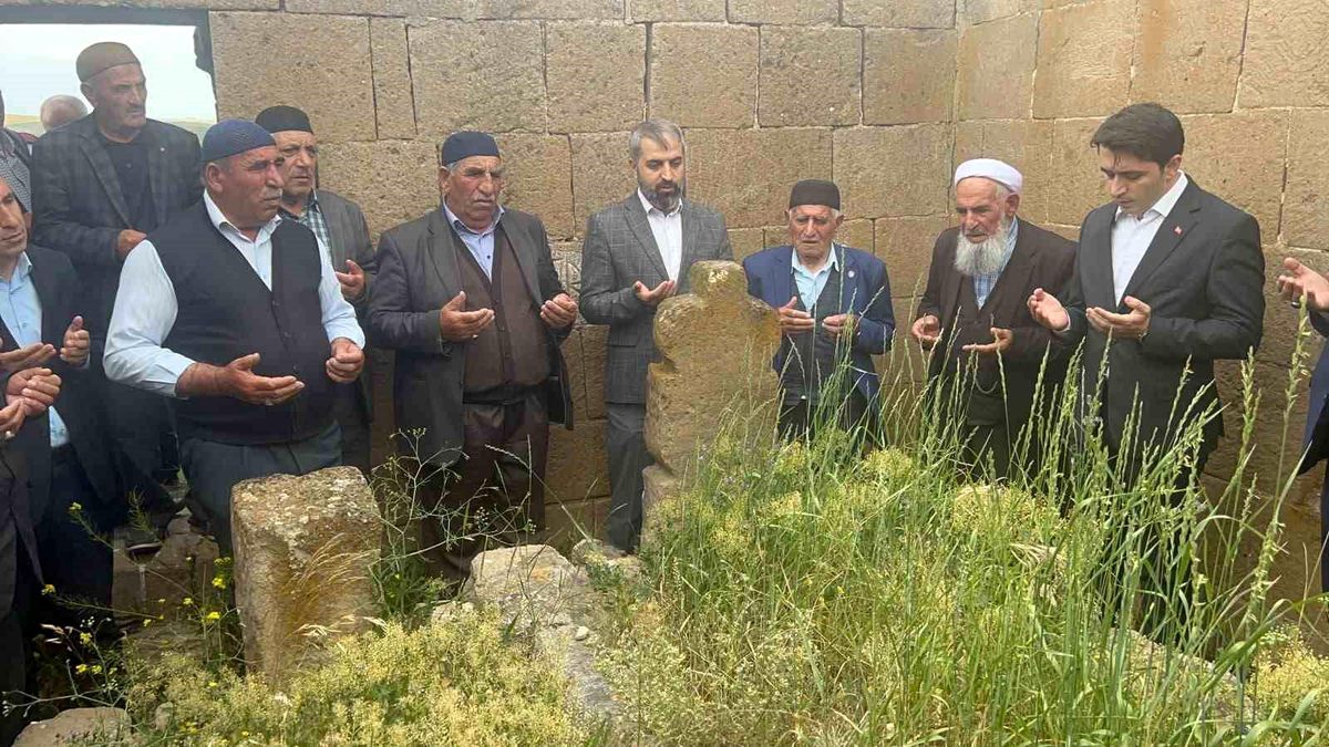 Tekman Kaymakamı Demirkol, Şeyh Süleyman Efendi'nin kabrini ziyaret etti