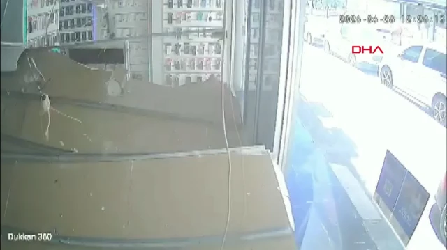 Adana'da faciadan saniyelerle dönüldü: İş yerinin asma tavanı bir anda çöktü
