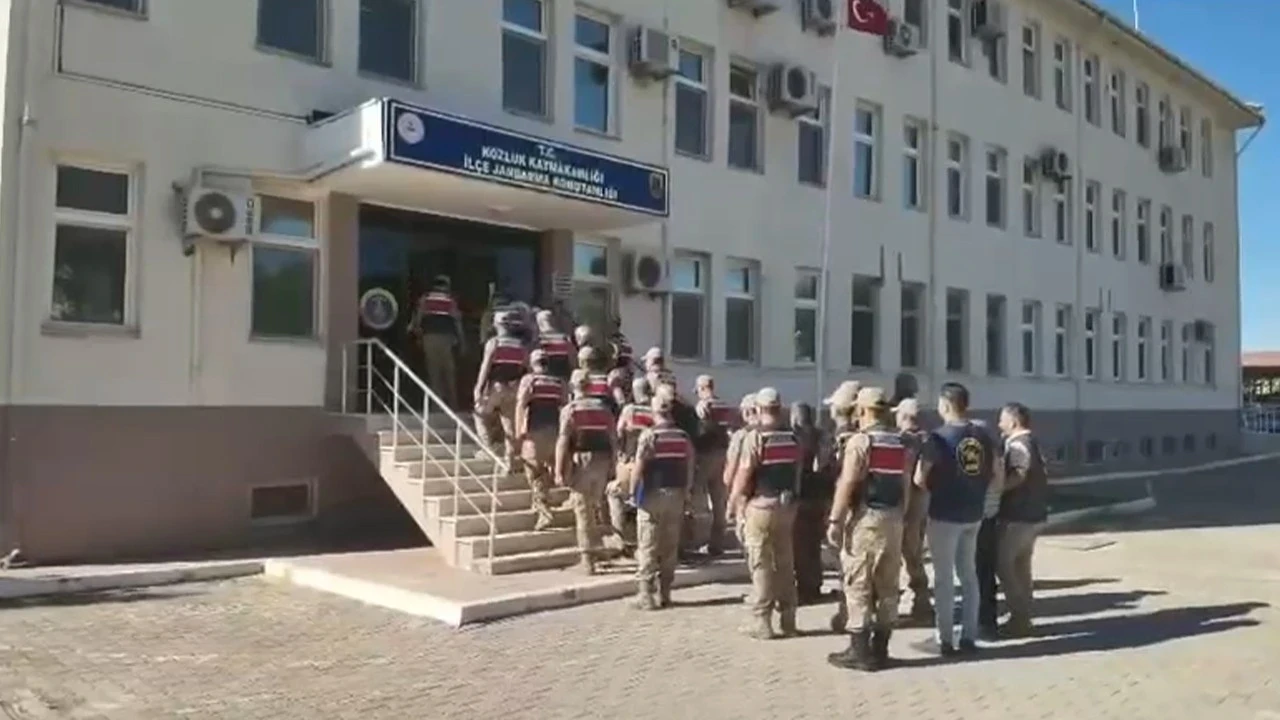 19 yıl önceki cinayet aydınlatıldı: 10 kişi yakalandı! Kan donduran detaylar ortaya çıktı: Ellerini ayaklarını bağladı burnunu bıçakla kesti