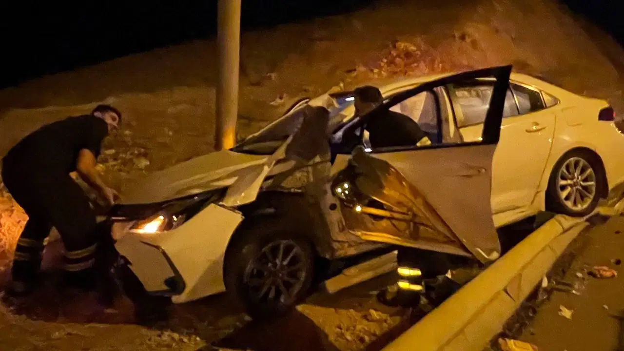 Siirt'te bariyere çarpan otomobil alev aldı: 1 yaralı