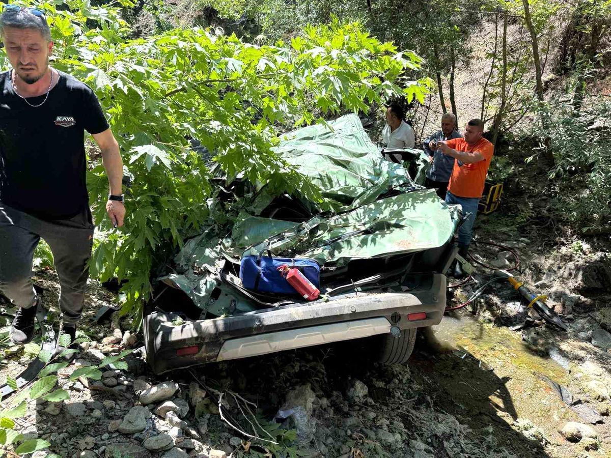 Çanakkale'de dere yatağına uçan araçtaki 2 kişi hayatını kaybetti