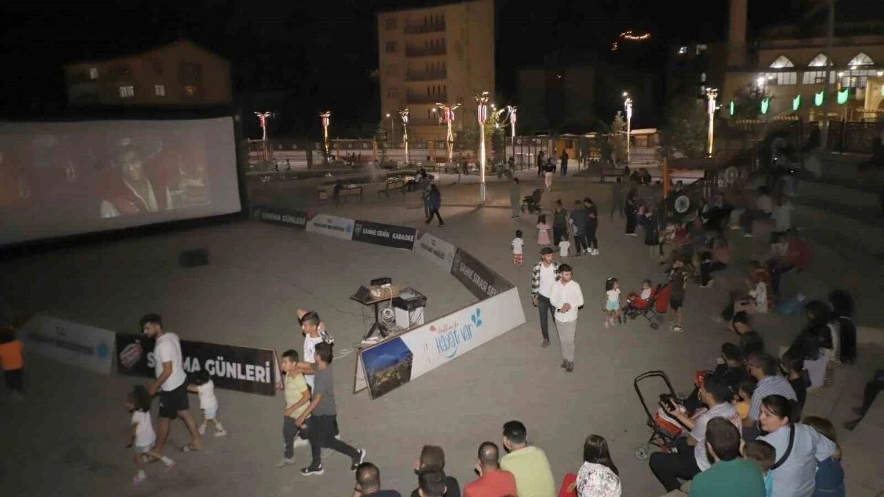 Hakkari’de dev ekranda sinema keyfi