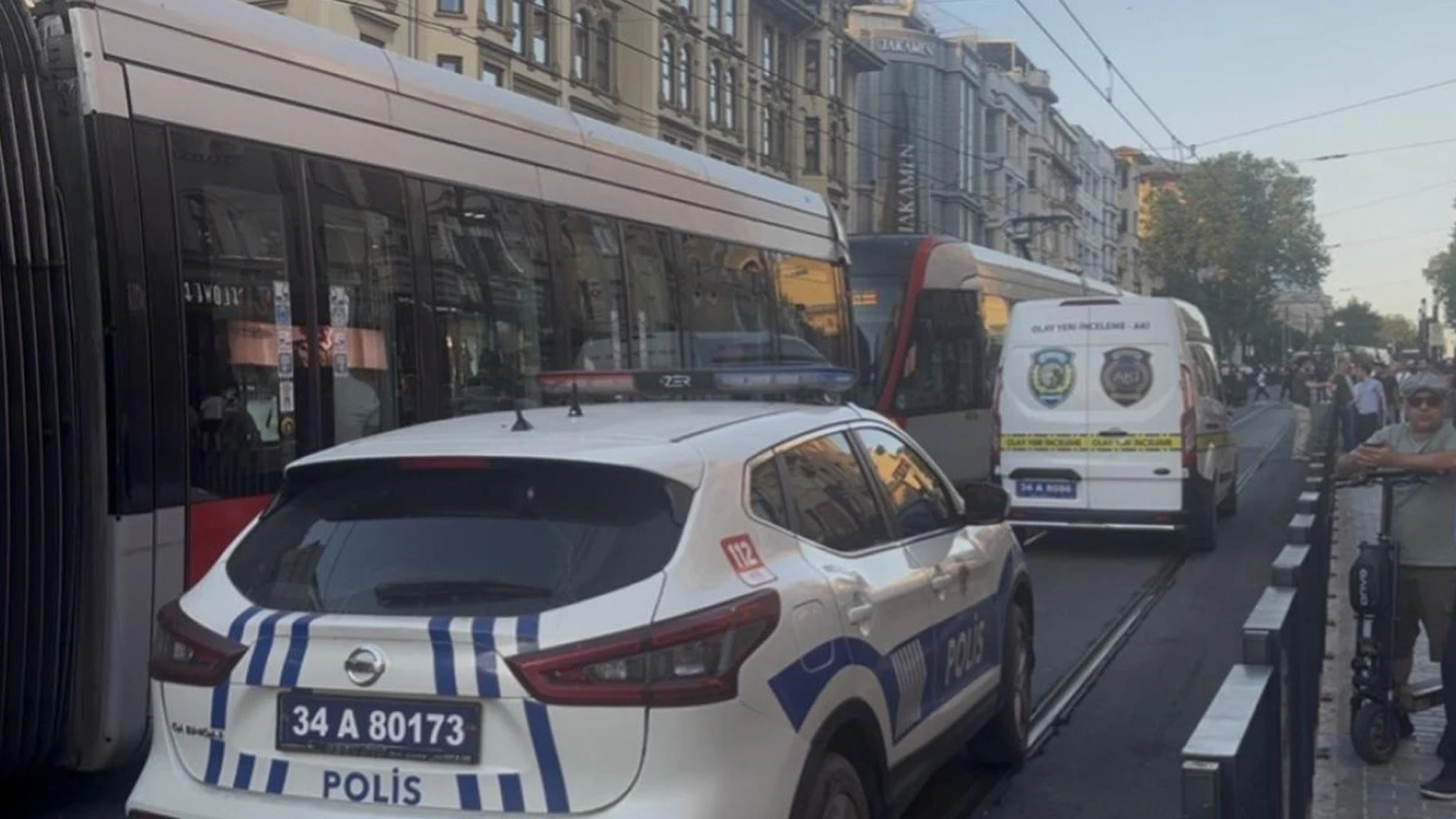 Fatih'te tramvayın altında kalan çocuk feci şeklide can verdi