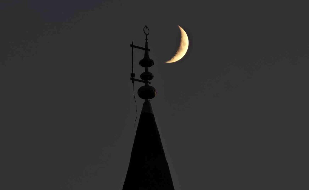 Bitlis'te gökyüzündeki hilal ile minaredeki hilal aynı karede