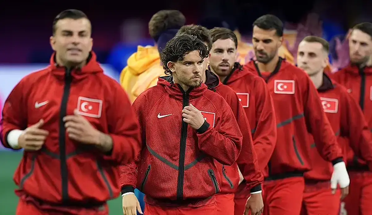 Türkiye-Paraguay maçı öncesi Montella'dan sürpriz! Yıldız oyuncu kesik yedi: Sürpriz ilk 11