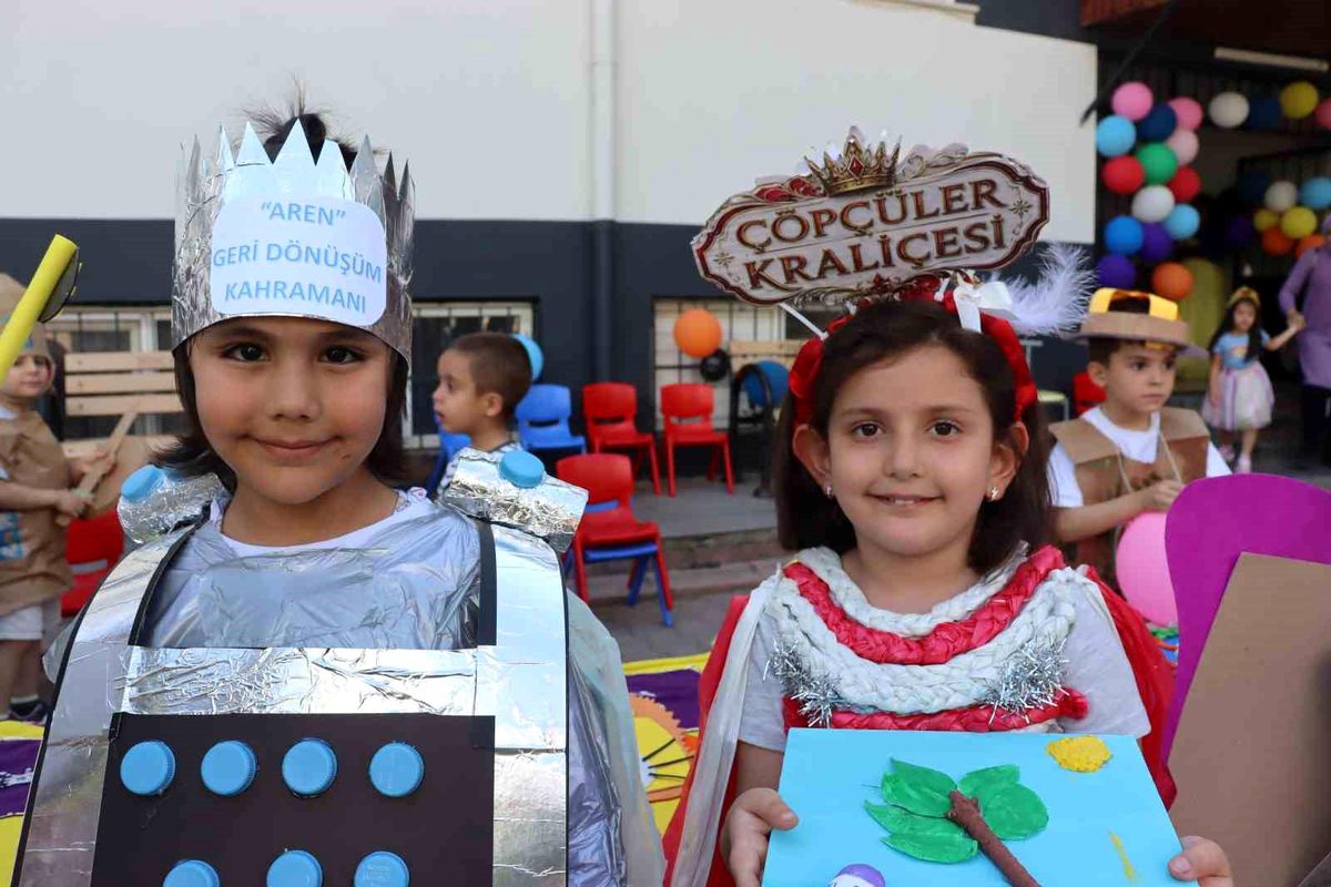 Kayseri'de miniklerden geri dönüşüm defilesi