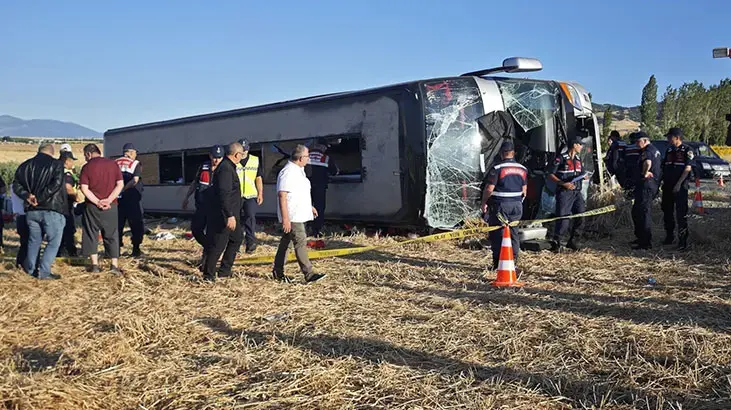 Amasya'da yolcu otobüsü devrildi: 2'si ağır 46 kişi yaralandı