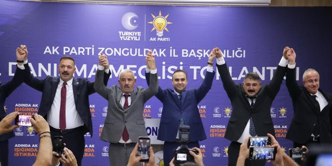 CHP'den istifa eden iki meclis üyesi AK Parti'ye geçti, rozetleri Bakan Kacır taktı