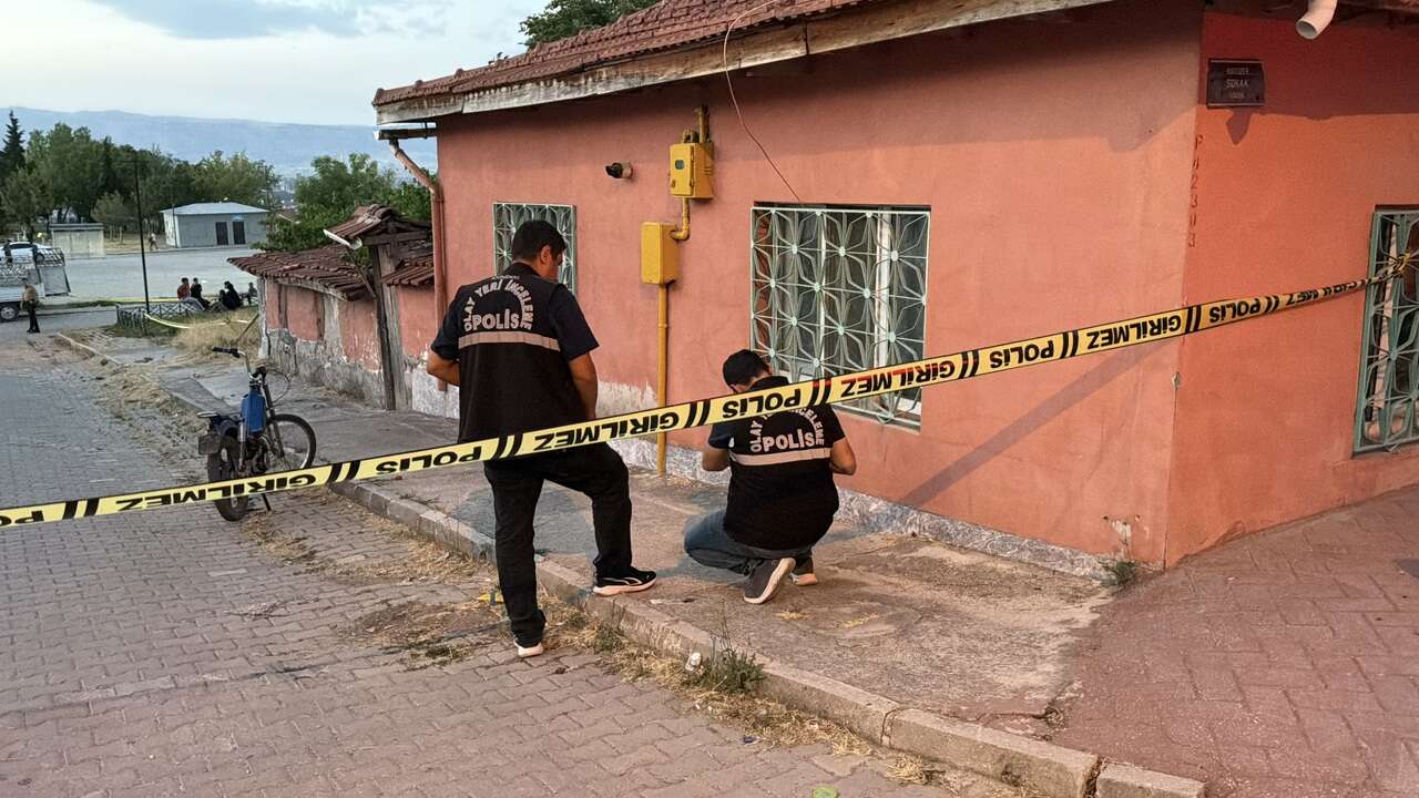 Eskişehir'de husumetliler birbirine girdi: 1'i çocuk 3 kişi yaralandı, saldırgan aranıyor