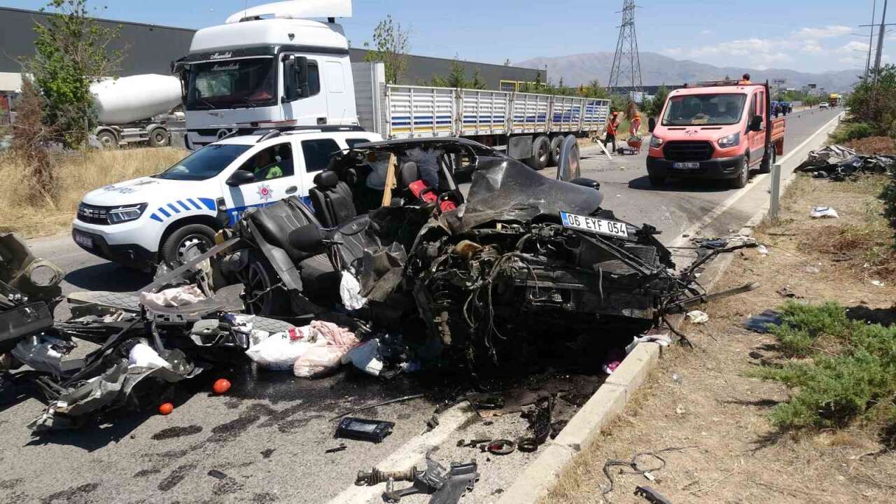 Malatya'da feci kaza: Otomobil, tırın altına girdi