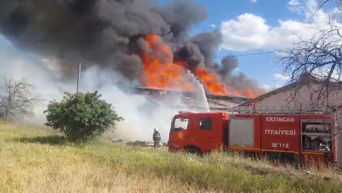 Erzincan'da mobilya deposunda yangın