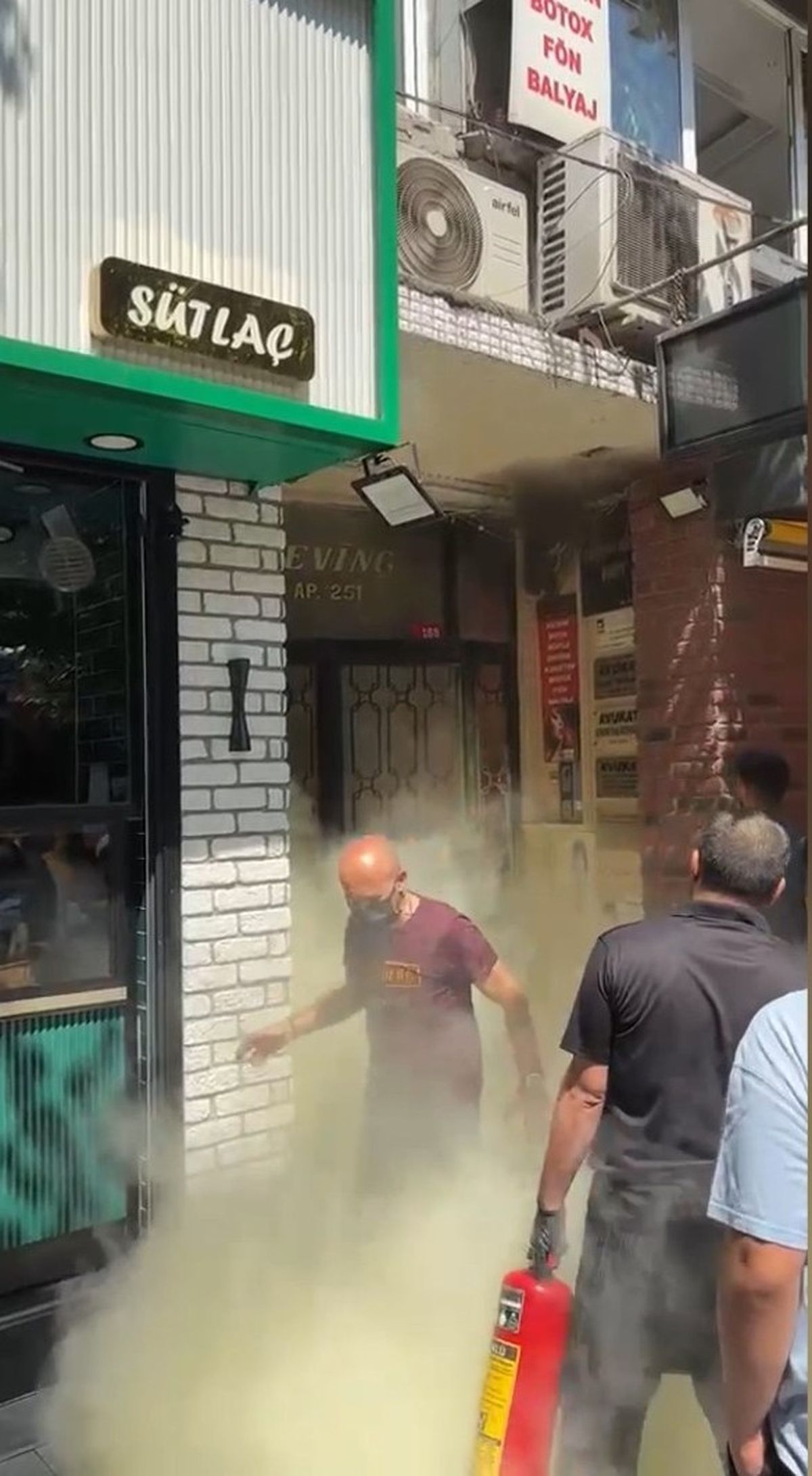 Şişli'de Elektrik Kofrasında Patlama Sonrası Yangın Çıktı