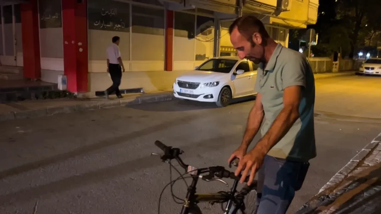 Bisikletiyle polisin yanına geldi, alkollü çıktı! Kamerayı görünce yaptıkları şaşırttı