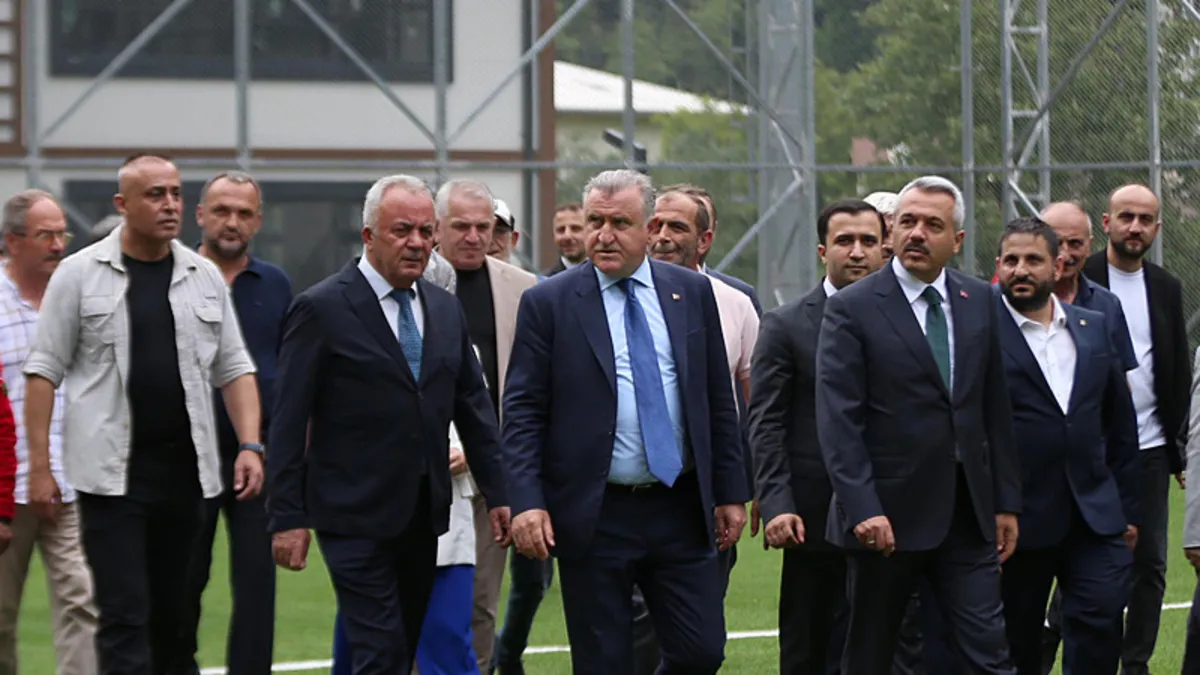 Gençlik ve Spor Bakanı Bak, İkizdere İlçe Stadı'nda incelemelerde bulundu