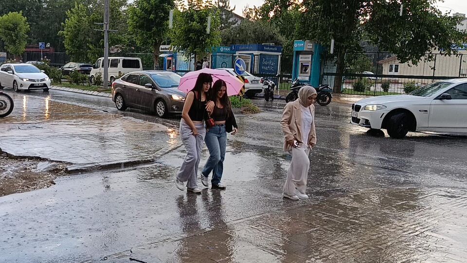 Meteoroloji'den sağanak yağmur alarmı! Sel ve su baskınları uyarısı