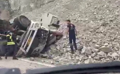 Erzurum’da feci kaza: Freni patlayan tırdan atlayan sürücü hayatını kaybetti