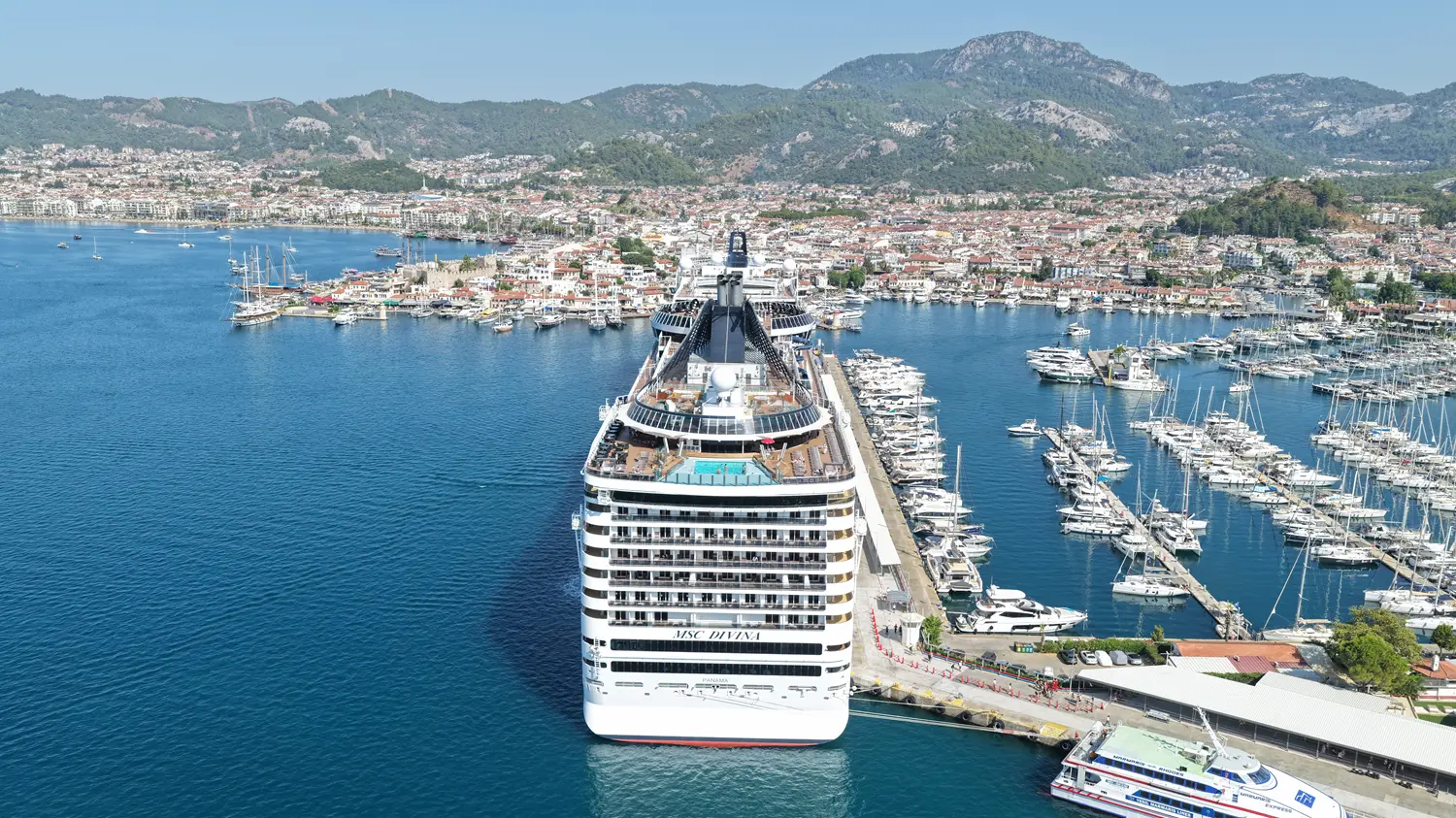 Kruvaziyerle turist akını! 4 bin yolcu limana ayak bastı