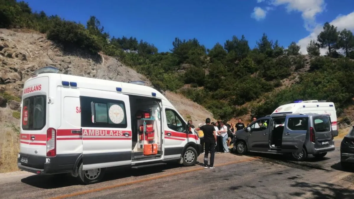 Tokat'ta feci kaza! Otomobiller kafa kafaya çarpıştı: 10 yaralı