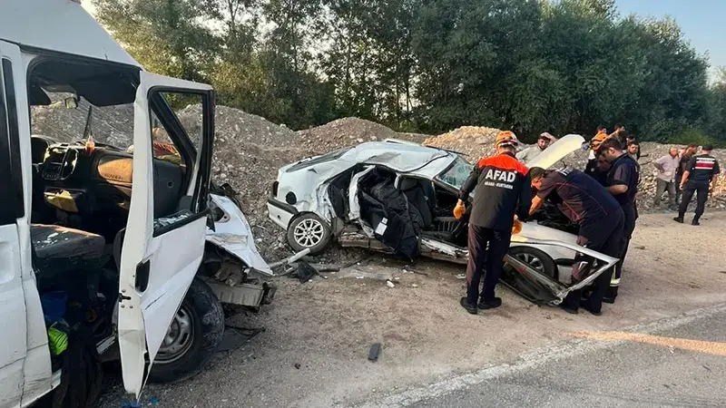 Amasya’da otomobil ile minibüs çarpıştı: 1 ölü, 3 yaralı