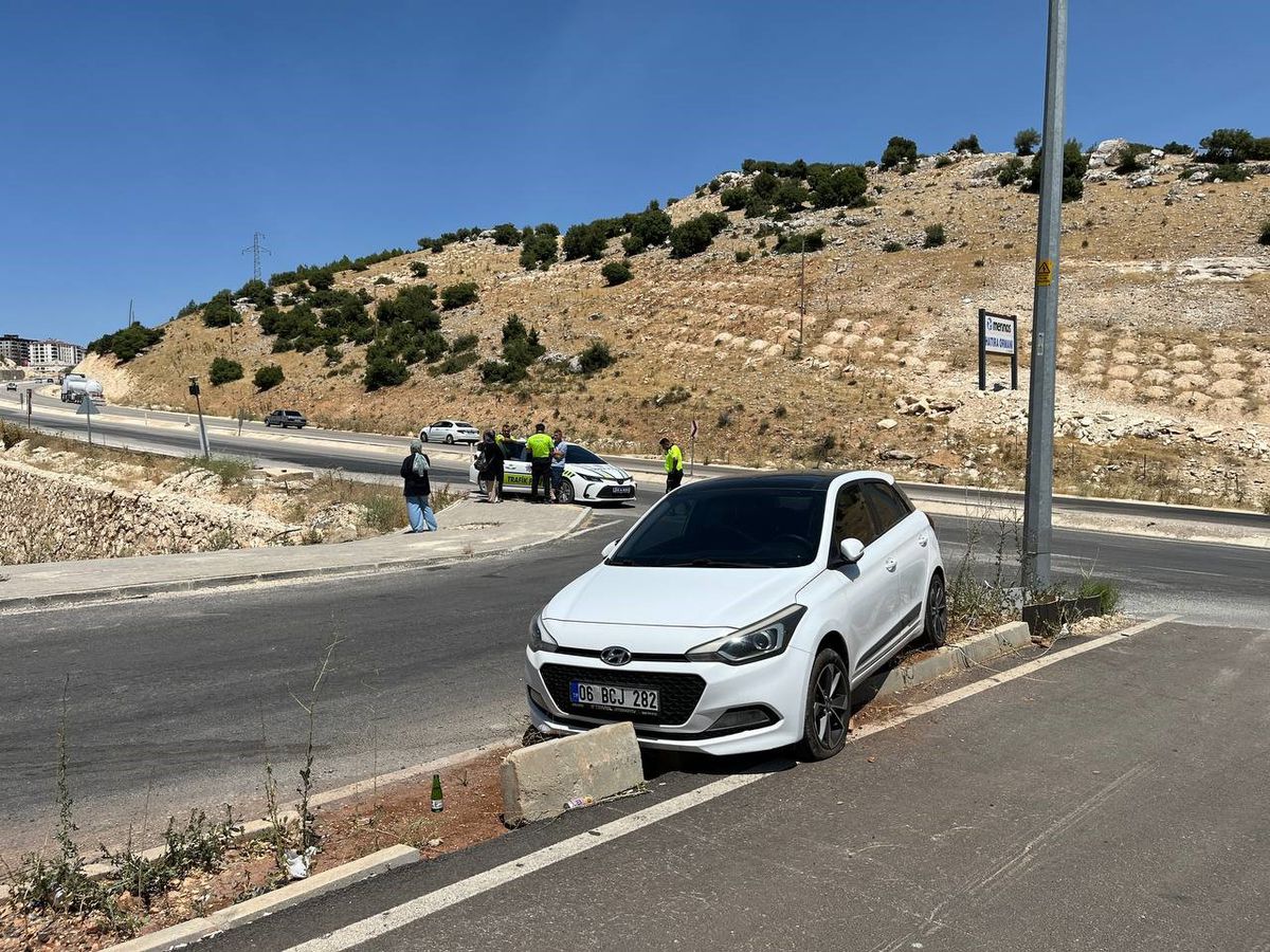 Adıyaman’da Kontrolden Çıkan Otomobil Refüje Çıktı