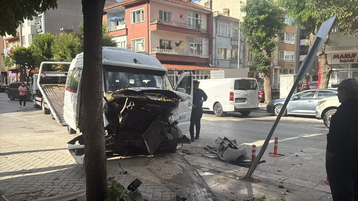 Eskişehir'de zincirleme kaza: Biri işçi servisi 4 araç birbirine girdi! 9 yaralı