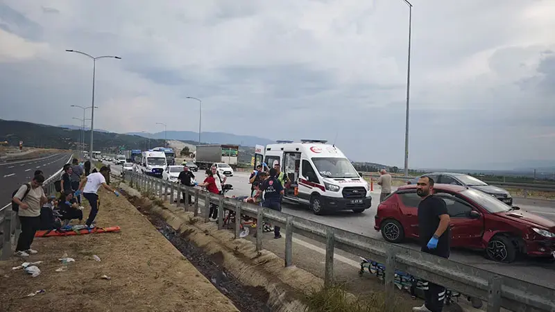 Lastiği patlayan otomobil, yolcu otobüsüne çarptı: 9 yaralı