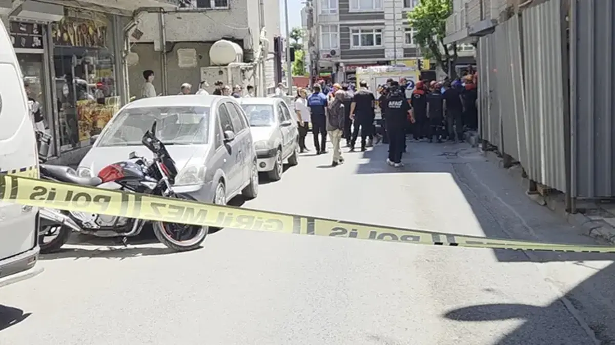 Küçükçekmece'de yıkım sırasında çökme: 3 işçi yaralandı