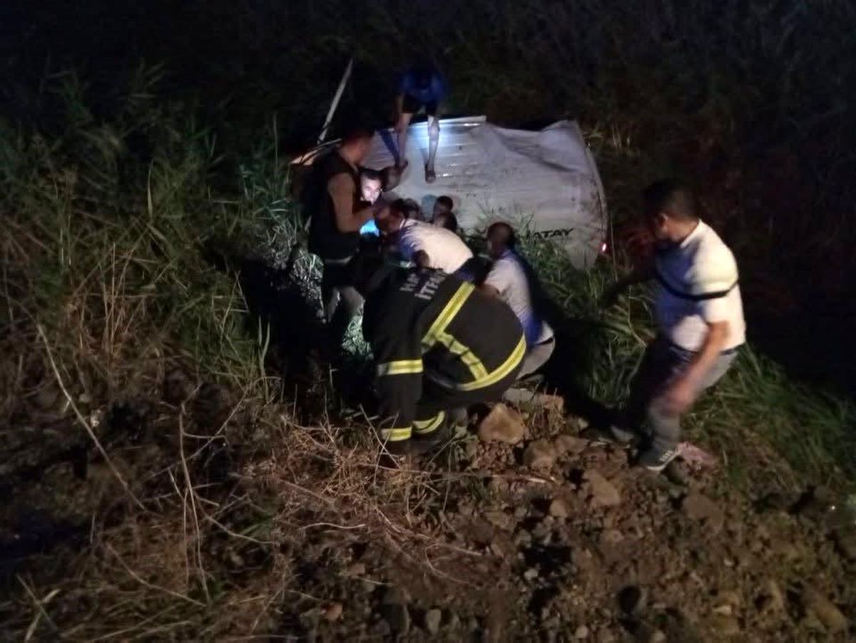 Kırıkhan'da kamyonet şarampole uçtu: 3 yaralı
