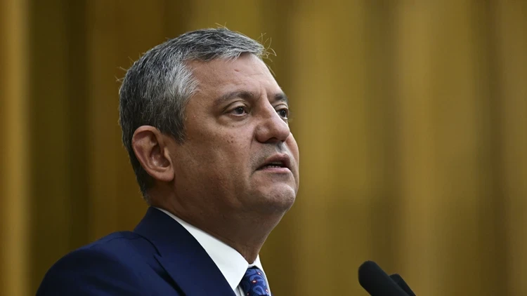 Adapazarı'nda yan yatan araçta yangın paniği! Depodaki sızıntıyı sakızla durdurdular
