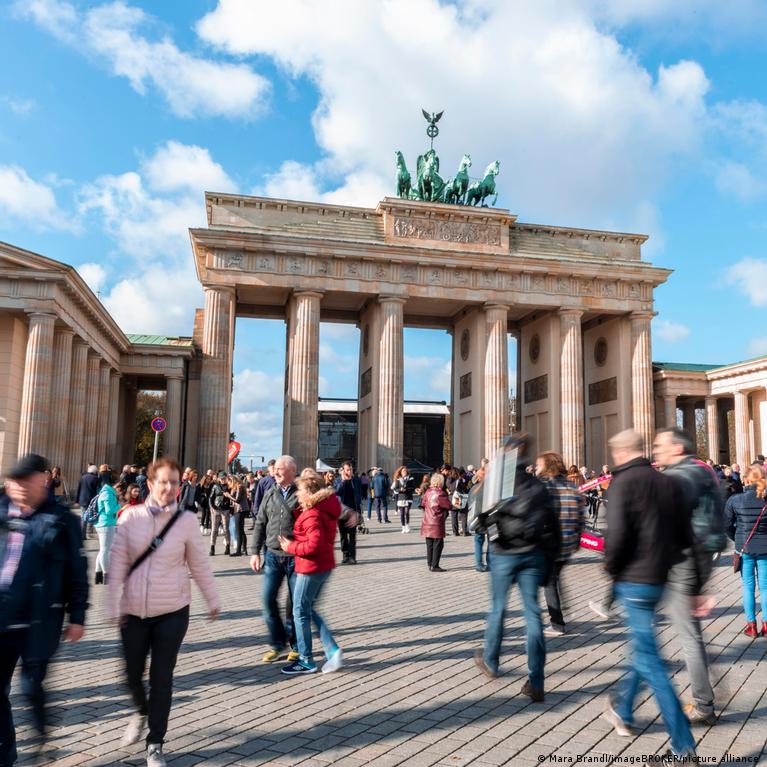 Berlin'de çöp toplayan turistlere ödül verilecek