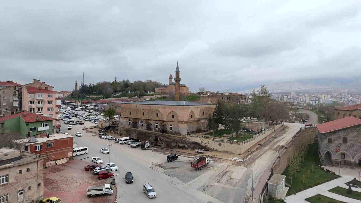 Asırlık Sungur Bey Cami Cuma namazı ile yeniden ibadete açılıyor