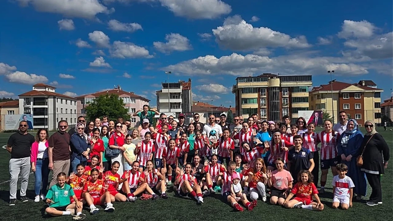 Bilecik’in başarılı futbolcu kızları şampiyonluğunu ilan etti