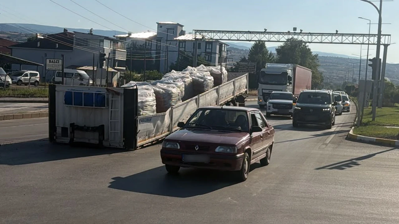 Erbaa Otogar Kavşağı’nda TIR’ın dorsesi koptu: Facianın eşiğinden dönüldü