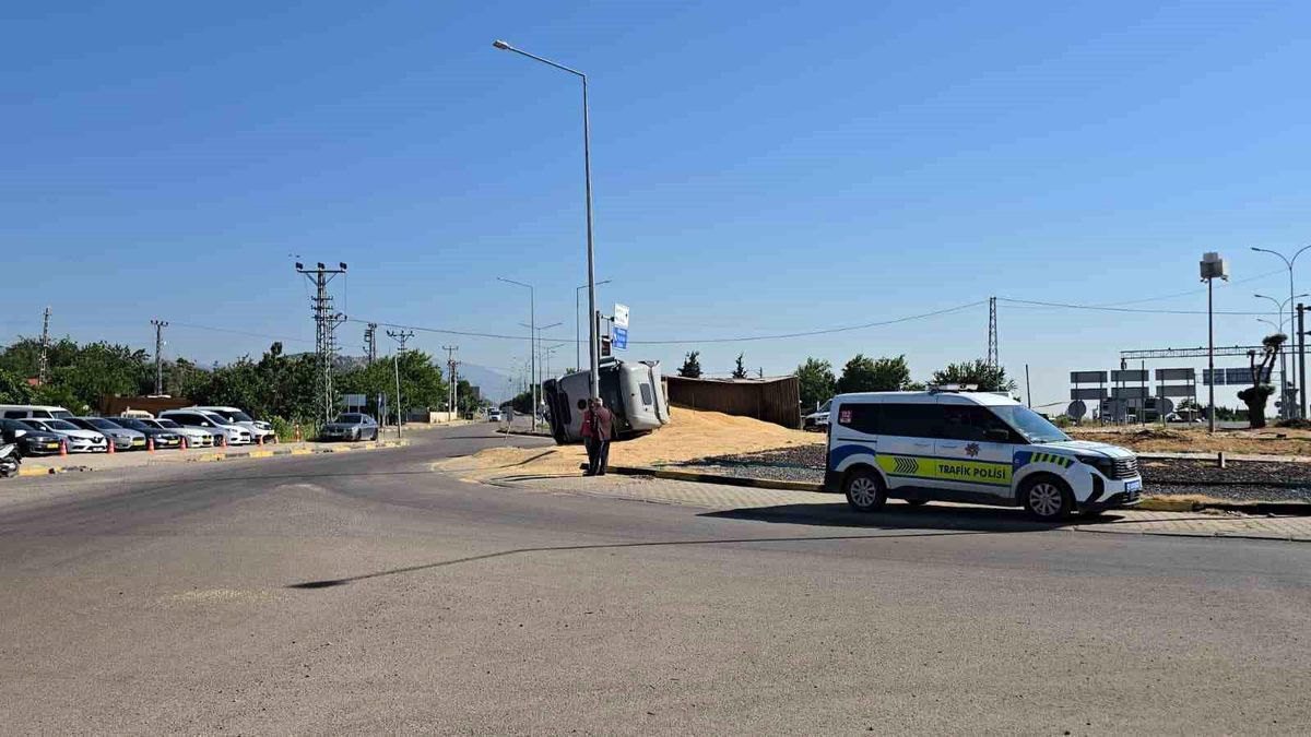 Gaziantep'te arpa yüklü tır kavşakta yan yattı: 1 yaralı