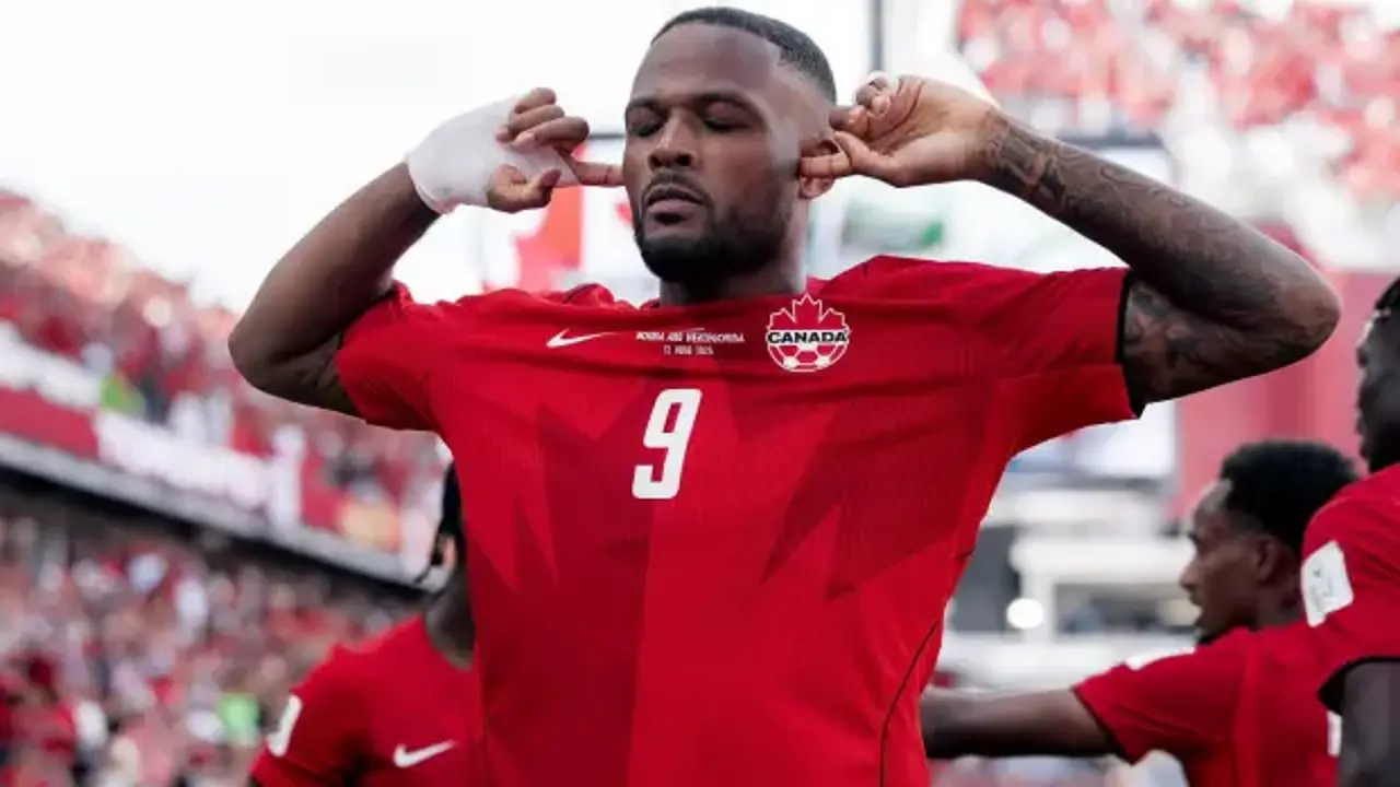 Oyuna girdi 3 dakikada golünü attı! Kanada'yı Larin kurtardı
