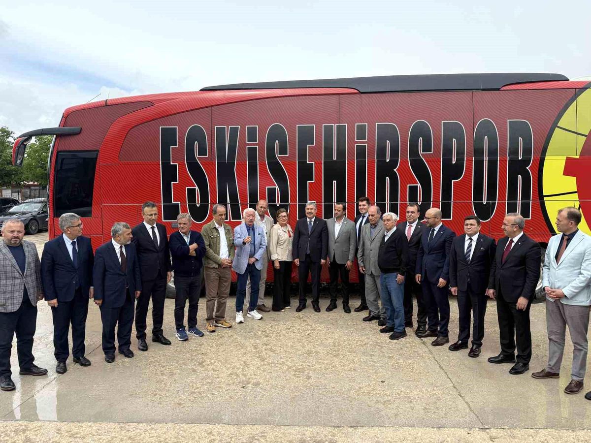 Eskişehir'de Fethi Heper Spor Ortaokulu düzenlenen törenle hizmete açıldı