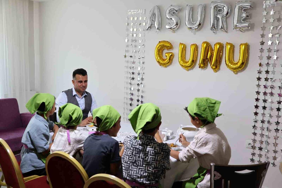Koruma altındaki çocuklar aşure yaptı